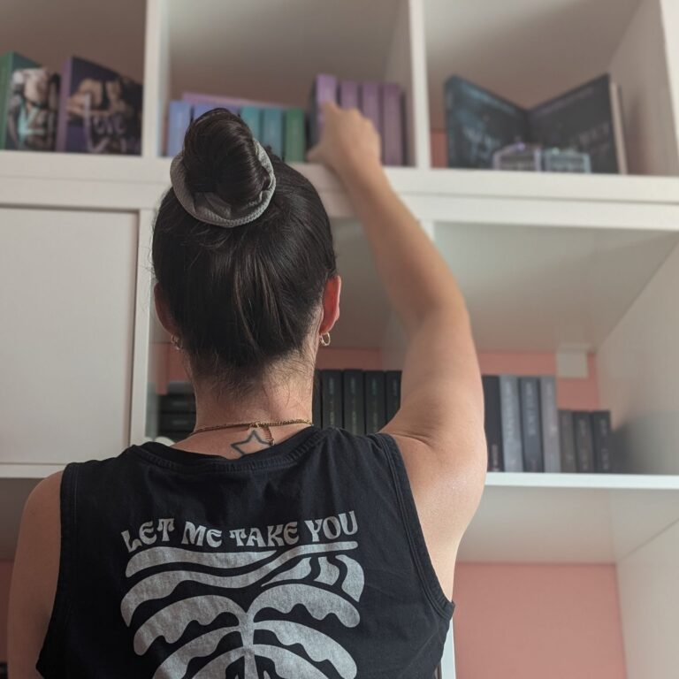 Leyna Wood vor ihrem Bücherregal